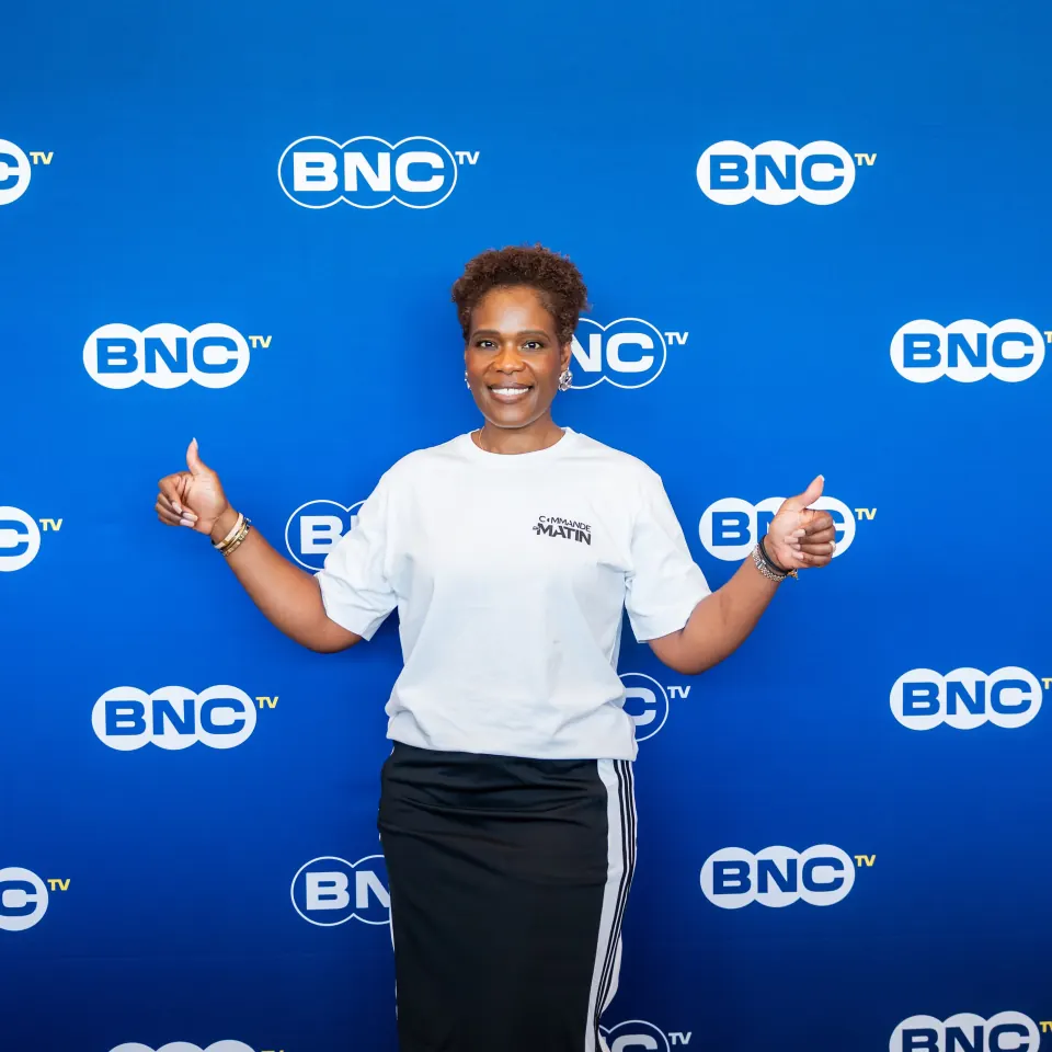 Portrait souriant devant le fond bleu de BNC TV